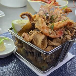 Frittura di calamari, gamberetti e verdure in pastella