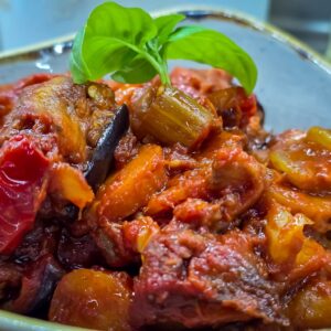 Caponata di verdure, uvetta sultanina e pinoli